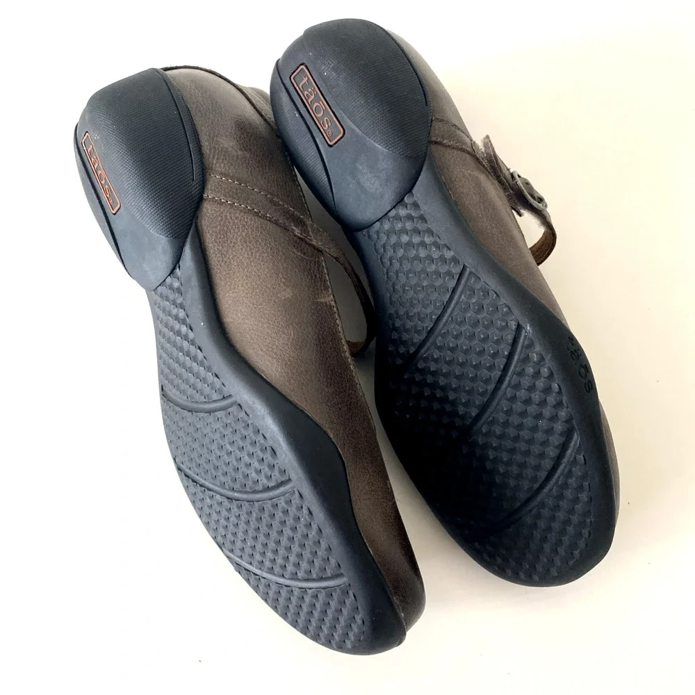 Taos Ta Dah Mary Jane Wedge Flat Taupe Leather Round Toe Brown 8.5 US 39 EU
